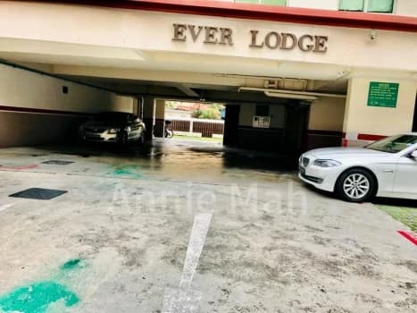 Common Room Condo For Rent In Ever Lodge photo 3